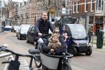 Amsterdam 4 en 5 februari 2022
Monica Geuze met dochtertje  haar vriend Robbert Kroese in bakfiets  in Amsterdam zuid.