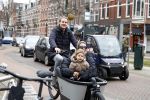 Amsterdam 4 en 5 februari 2022
Monica Geuze met dochtertje  haar vriend Robbert Kroese in bakfiets  in Amsterdam zuid.