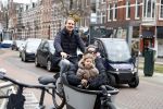 Amsterdam 4 en 5 februari 2022
Monica Geuze met dochtertje  haar vriend Robbert Kroese in bakfiets  in Amsterdam zuid.