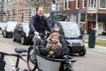 Amsterdam 4 en 5 februari 2022
Monica Geuze met dochtertje  haar vriend Robbert Kroese in bakfiets  in Amsterdam zuid.