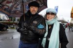 Den Haag 4 februari 2022
Rob en Ferdi Bolland worden geeerd met een plakaat op de muur van een huis met een tekst van 1 van hun liedjes daarop. Het hangt in de straat waar Rob Bolland woont. patricia Steur met partner