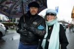 Den Haag 4 februari 2022
Rob en Ferdi Bolland worden geeerd met een plakaat op de muur van een huis met een tekst van 1 van hun liedjes daarop. Het hangt in de straat waar Rob Bolland woont. patricia Steur met partner