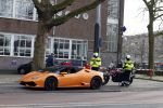 Amsterdam 13 februari 2022
De politie houdt een oranje Lamborghini aan in het centrum van Amsterdam.