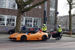 Amsterdam 13 februari 2022
De politie houdt een oranje Lamborghini aan in het centrum van Amsterdam.