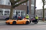 Amsterdam 13 februari 2022
De politie houdt een oranje Lamborghini aan in het centrum van Amsterdam.