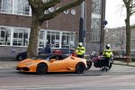Amsterdam 13 februari 2022
De politie houdt een oranje Lamborghini aan in het centrum van Amsterdam.