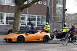 Amsterdam 13 februari 2022
De politie houdt een oranje Lamborghini aan in het centrum van Amsterdam.