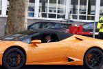 Amsterdam 13 februari 2022
De politie houdt een oranje Lamborghini aan in het centrum van Amsterdam.
