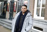 Amsterdam 19 januari 2022
Cabaretiers Bert Visscher en Jochem Myer tijdens de landelijke protestactie Kapsalon Theater in de Kleine Komedie. De cultuursector komt in actie tegen de coronamaatregelen. Tientallen theaters in heel Nederland  zijn omgebouwd tot een kapsalon. Rayen Panday