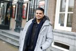 Amsterdam 19 januari 2022
Cabaretiers Bert Visscher en Jochem Myer tijdens de landelijke protestactie Kapsalon Theater in de Kleine Komedie. De cultuursector komt in actie tegen de coronamaatregelen. Tientallen theaters in heel Nederland  zijn omgebouwd tot een kapsalon. Rayen Panday