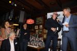Laren 7 februari 2022
Boekpresentatie van Willibrord Frequin in het bonte paard. Rene v d Gijp reikte het eerste exemplaar uit . Fons de Poel is de schrijver.