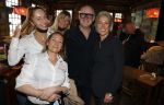 Laren 7 februari 2022
Boekpresentatie van Willibrord Frequin in het bonte paard. Rene v d Gijp reikte het eerste exemplaar uit . Fons de Poel is de schrijver. Rene v d Gijp met mederwerkers het bonte paard