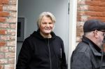 Den Haag 4 februari 2022
Rob en Ferdi Bolland worden geeerd met een plakaat op de muur van een huis met een tekst van 1 van hun liedjes daarop. Het hangt in de straat waar Rob Bolland woont.