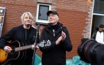 Den Haag 4 februari 2022
Rob en Ferdi Bolland worden geeerd met een plakaat op de muur van een huis met een tekst van 1 van hun liedjes daarop. Het hangt in de straat waar Rob Bolland woont.