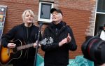 Den Haag 4 februari 2022
Rob en Ferdi Bolland worden geeerd met een plakaat op de muur van een huis met een tekst van 1 van hun liedjes daarop. Het hangt in de straat waar Rob Bolland woont.