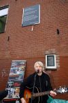Den Haag 4 februari 2022
Rob en Ferdi Bolland worden geeerd met een plakaat op de muur van een huis met een tekst van 1 van hun liedjes daarop. Het hangt in de straat waar Rob Bolland woont.