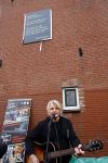 Den Haag 4 februari 2022
Rob en Ferdi Bolland worden geeerd met een plakaat op de muur van een huis met een tekst van 1 van hun liedjes daarop. Het hangt in de straat waar Rob Bolland woont.