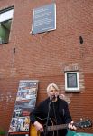 Den Haag 4 februari 2022
Rob en Ferdi Bolland worden geeerd met een plakaat op de muur van een huis met een tekst van 1 van hun liedjes daarop. Het hangt in de straat waar Rob Bolland woont.