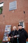 Den Haag 4 februari 2022
Rob en Ferdi Bolland worden geeerd met een plakaat op de muur van een huis met een tekst van 1 van hun liedjes daarop. Het hangt in de straat waar Rob Bolland woont.