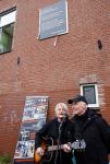 Den Haag 4 februari 2022
Rob en Ferdi Bolland worden geeerd met een plakaat op de muur van een huis met een tekst van 1 van hun liedjes daarop. Het hangt in de straat waar Rob Bolland woont.