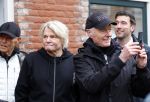 Den Haag 4 februari 2022
Rob en Ferdi Bolland worden geeerd met een plakaat op de muur van een huis met een tekst van 1 van hun liedjes daarop. Het hangt in de straat waar Rob Bolland woont.