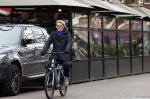 Amsterdam 10 februari 2022
Robert Kranenborg op zijn electrische van moof fiets in Amsterdam zuid