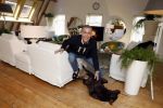 Leeuwarden 9 februari 2022
Rogier Smit in zijn nieuwe huis met zijn hond brownie