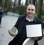 Lage Vuursche 31 januari 2022
Johan Vlemmix (Bloemen ) en Salar Azimi ( Kaviaar ter waarde van 100.000euro) brengen kado naar prinses Beatrix op kasteel Drackensteyn vanwege haar 84e verjaardag