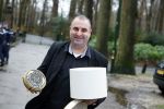 Lage Vuursche 31 januari 2022
Johan Vlemmix (Bloemen ) en Salar Azimi ( Kaviaar ter waarde van 100.000euro) brengen kado naar prinses Beatrix op kasteel Drackensteyn vanwege haar 84e verjaardag