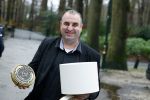 Lage Vuursche 31 januari 2022
Johan Vlemmix (Bloemen ) en Salar Azimi ( Kaviaar ter waarde van 100.000euro) brengen kado naar prinses Beatrix op kasteel Drackensteyn vanwege haar 84e verjaardag