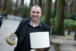 Lage Vuursche 31 januari 2022
Johan Vlemmix (Bloemen ) en Salar Azimi ( Kaviaar ter waarde van 100.000euro) brengen kado naar prinses Beatrix op kasteel Drackensteyn vanwege haar 84e verjaardag