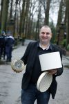 Lage Vuursche 31 januari 2022
Johan Vlemmix (Bloemen ) en Salar Azimi ( Kaviaar ter waarde van 100.000euro) brengen kado naar prinses Beatrix op kasteel Drackensteyn vanwege haar 84e verjaardag