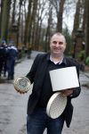 Lage Vuursche 31 januari 2022
Johan Vlemmix (Bloemen ) en Salar Azimi ( Kaviaar ter waarde van 100.000euro) brengen kado naar prinses Beatrix op kasteel Drackensteyn vanwege haar 84e verjaardag