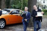 Lage Vuursche 31 januari 2022
Johan Vlemmix (Bloemen ) en Salar Azimi ( Kaviaar ter waarde van 100.000euro) brengen kado naar prinses Beatrix op kasteel Drackensteyn vanwege haar 84e verjaardag