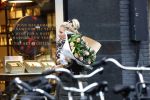 Amsterdam 8 januari 2022
Tatjana met bloemen op straat in Amsterdam zuid