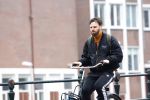 Amsterdam 3 februari 2022
Tim Hofman en Nienke Plas staan 20 minuten in de regen te kletsen op straat in Amsterdam centrum