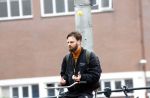 Amsterdam 3 februari 2022
Tim Hofman en Nienke Plas staan 20 minuten in de regen te kletsen op straat in Amsterdam centrum
