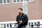 Amsterdam 3 februari 2022
Tim Hofman en Nienke Plas staan 20 minuten in de regen te kletsen op straat in Amsterdam centrum