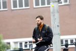 Amsterdam 3 februari 2022
Tim Hofman en Nienke Plas staan 20 minuten in de regen te kletsen op straat in Amsterdam centrum