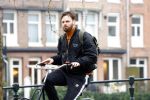 Amsterdam 3 februari 2022
Tim Hofman en Nienke Plas staan 20 minuten in de regen te kletsen op straat in Amsterdam centrum