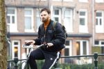 Amsterdam 3 februari 2022
Tim Hofman en Nienke Plas staan 20 minuten in de regen te kletsen op straat in Amsterdam centrum