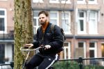 Amsterdam 3 februari 2022
Tim Hofman en Nienke Plas staan 20 minuten in de regen te kletsen op straat in Amsterdam centrum