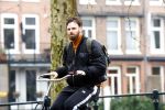 Amsterdam 3 februari 2022
Tim Hofman en Nienke Plas staan 20 minuten in de regen te kletsen op straat in Amsterdam centrum