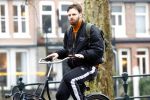 Amsterdam 3 februari 2022
Tim Hofman en Nienke Plas staan 20 minuten in de regen te kletsen op straat in Amsterdam centrum