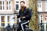 Amsterdam 3 februari 2022
Tim Hofman en Nienke Plas staan 20 minuten in de regen te kletsen op straat in Amsterdam centrum