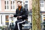Amsterdam 3 februari 2022
Tim Hofman en Nienke Plas staan 20 minuten in de regen te kletsen op straat in Amsterdam centrum