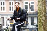 Amsterdam 3 februari 2022
Tim Hofman en Nienke Plas staan 20 minuten in de regen te kletsen op straat in Amsterdam centrum