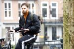 Amsterdam 3 februari 2022
Tim Hofman en Nienke Plas staan 20 minuten in de regen te kletsen op straat in Amsterdam centrum