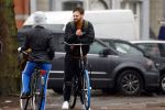 Amsterdam 3 februari 2022
Tim Hofman en Nienke Plas staan 20 minuten in de regen te kletsen op straat in Amsterdam centrum