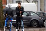 Amsterdam 3 februari 2022
Tim Hofman en Nienke Plas staan 20 minuten in de regen te kletsen op straat in Amsterdam centrum